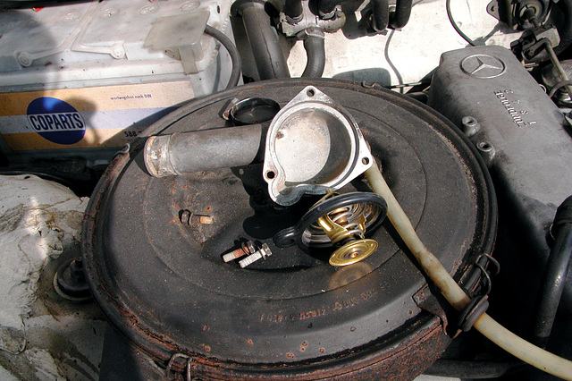 Installing a new thermostat on my Mercedes - thermostat cover and new thermostat_640.jpg