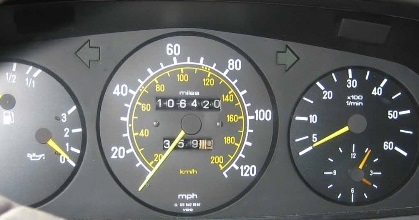 W123 snelheidsmeter 300CD.jpg